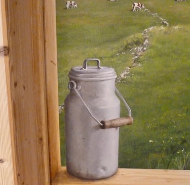 Peinture en trompe-l'oeil d'un pot à lait posé sur une fausse tablette en faux bois