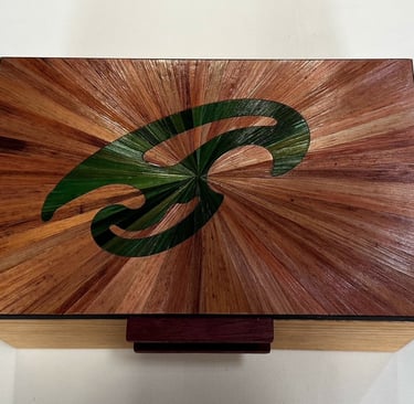 Boite marquetée en paille vert et bronze