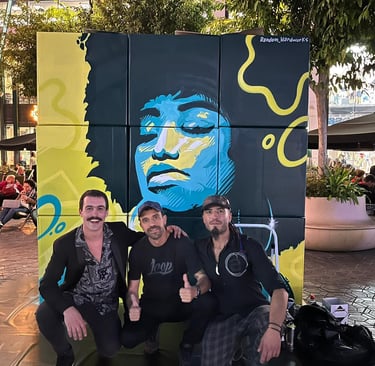 Mural pintado en unos cubos en un centro comercial. pintura en vivo mientras tocaban musica.