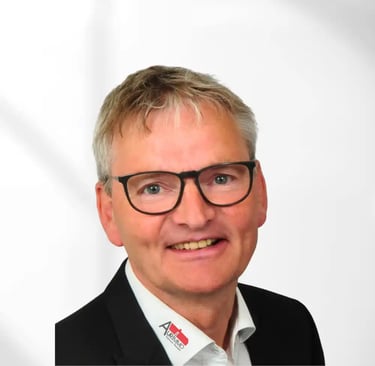 Reno_Uecker_Geschaeftsfuehrender_Inhaber_der_Immobilienagentur_AurImmo_in_Aurich