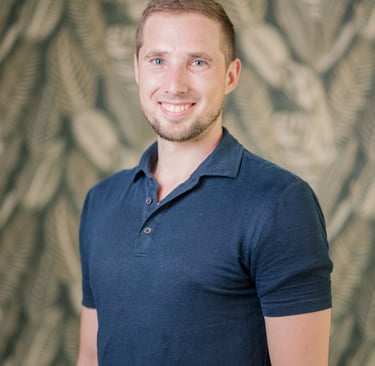 a man in a blue shirt and a blue shirt