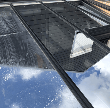 toit vitré nettoyé par l'as des carreaux à valenciennes