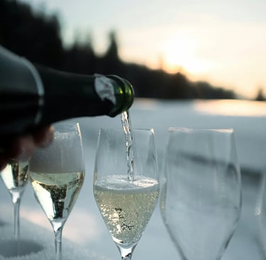 Service d'un verre de champage dans la neige
