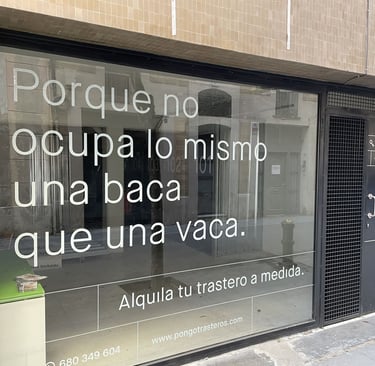 vinilo en cristalera con letras de. marca, branding, troquel, lettering.