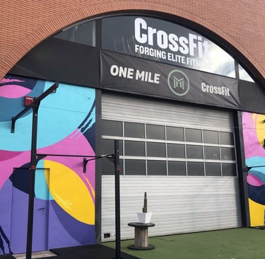 Mural corporativo en la fachada de un crossfit