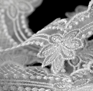 Rongzhiyue: White lace detail