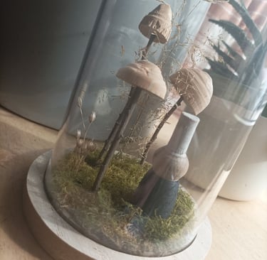 Bigoudène et champignons en bois sous cloche.