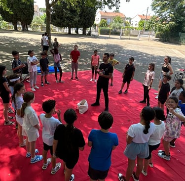 le professeur de cirque expliquant un exercice aux enfants