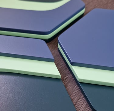 Arte modulare minimalista. Esagoni disposti a nido d'ape, ispirati dalle isoipse topografiche