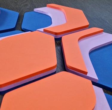 Arte modulare minimalista. Esagoni disposti a nido d'ape, ispirati dalle isoipse topografiche