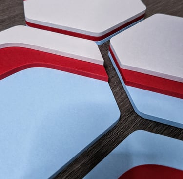 Arte modulare minimalista. Esagoni disposti a nido d'ape, ispirati dalle isoipse topografiche