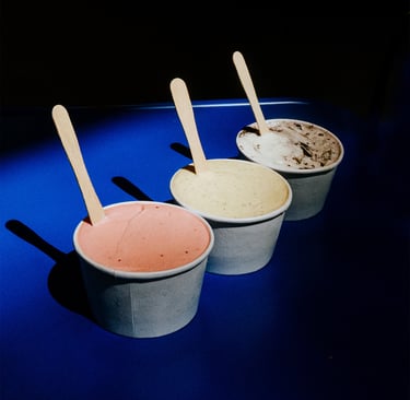 Tres tarrinas de helado de Flipa con sabores variados