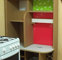 Un meuble de cuisine en carton