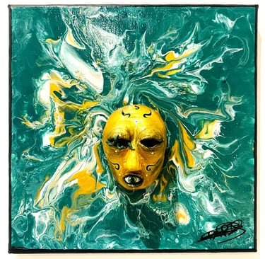 un visage sculpté vert sans yeux, avec un oeil dans la bouche qui émerge d'un tableau vert