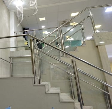 guarda corpo em aço inox e vidro laminado
