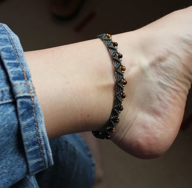 Grünes Makramee-Fußkettchen mit kleinen goldenen Perlen