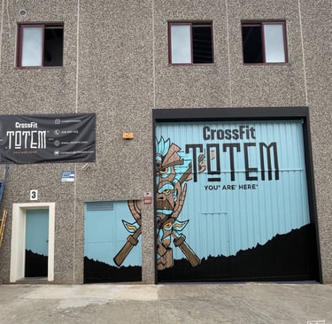 mural corporativo pintado en una enorme puerta de un crossfit