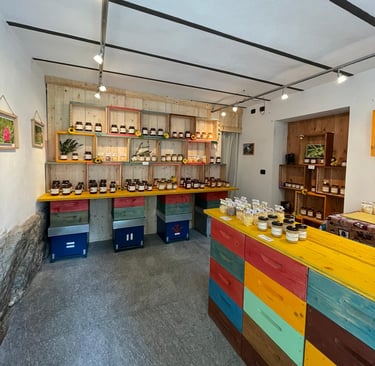 Interno del negozio di Casteldelfino della Mieleria Garnero con alveari come scaffali