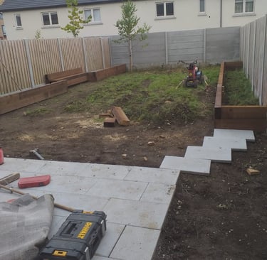 a backyard patio with a concrete patio area