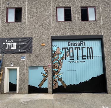 graffiti profesional en una puerta de una nave industrial que es un crossfit