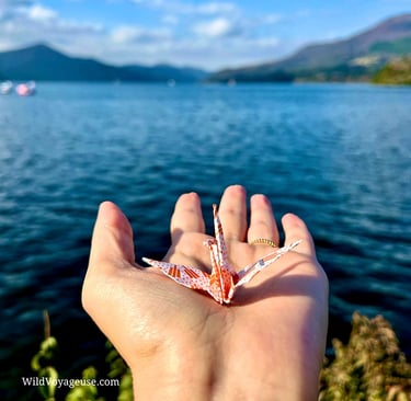 Origami de grue devant le lac Ashi