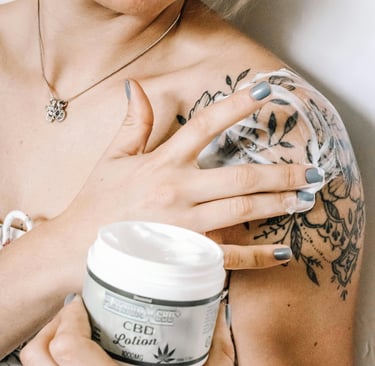 Foto de Laryssa Suaid: https://www.pexels.com/pt-br/foto/mulher-colocando-locao-na-pele-3617012/