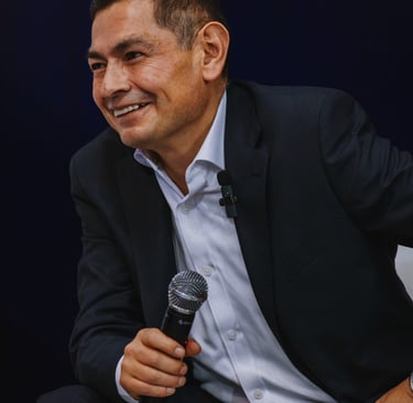 Bernardo presentan su libro en la FIL de Guadalajara