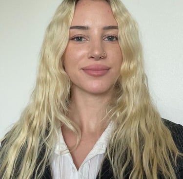 Sarah Golter, founder of SVY TRVL, a female entrepreneur focused on women's travel empowerment