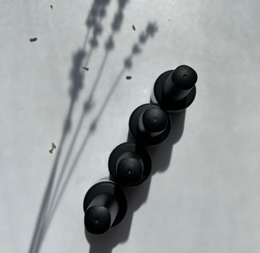 tre basi raffigurati appoggiati su un tavolo bianco