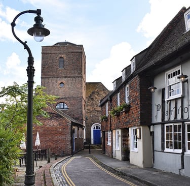 petite allée pavée avec un lampadaire à gauche et The Parrott Pub à droite