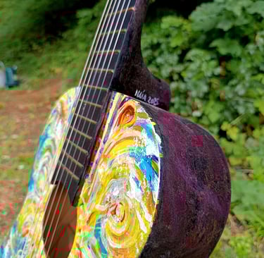 détail de Suun, une peinture sur guitare aux couleurs vives et contrastées