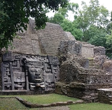 Rovine Maya di Lamanai in Belize
