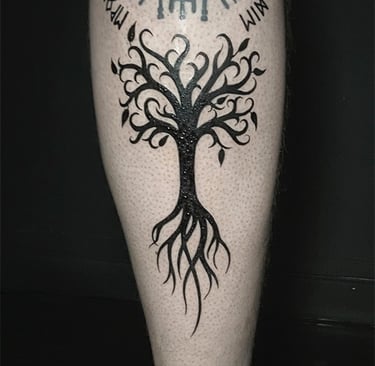 Tatouage Yggdrasil et runes Futhark