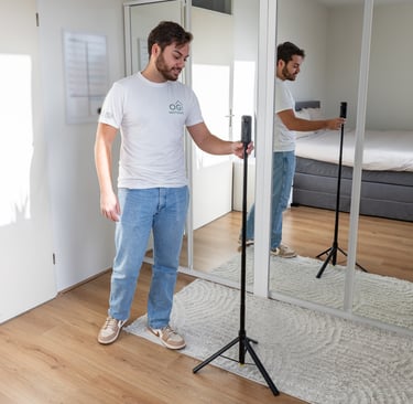 Medewerker van OG Vastgoed zet een 360°-camera klaar voor woningpresentatie