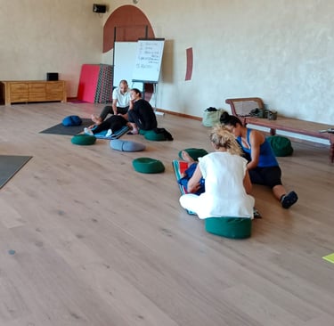 a group of people sitting on bean bags in a room, trattamento biointegrato