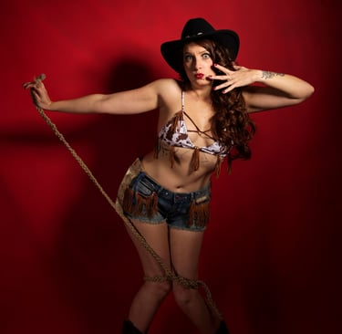 Pin up cowgirl. Femme chapeau de cowby et lasso. Pin up.