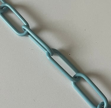 Runder Kreis mit einem Farbmuster mittig eine Kette in Türkis, Hundekette, Pulverbeschichtet