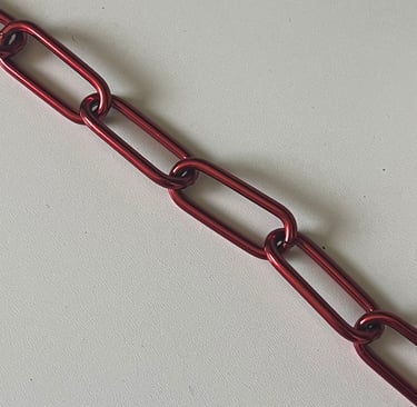 Runder Kreis mit einem Farbmuster mittig eine Kette in Candy, Hundekette, Pulverbeschichtet