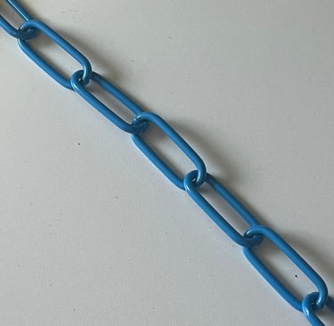 Runder Kreis mit einem Farbmuster mittig eine Kette in Blau, Hundekette, Pulverbeschichtet