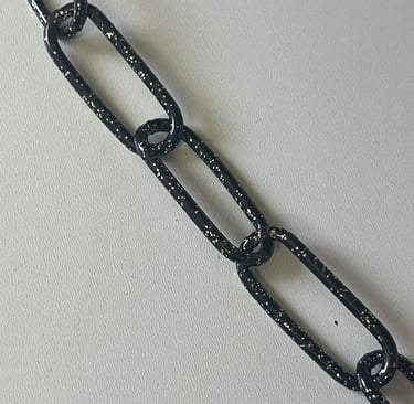 Runder Kreis mit einem Farbmuster mittig eine Kette in Schwarz Glitzer,Hundekette, Pulverbeschichtet