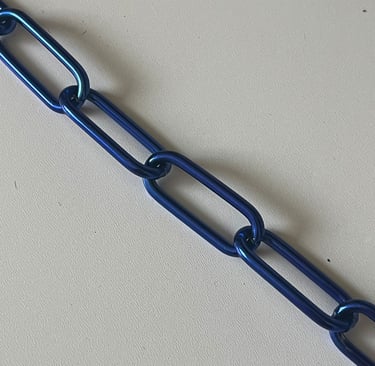 Runder Kreis mit einem Farbmuster mittig eine Kette in Candy, Hundekette, Pulverbeschichtet