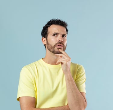 Homme qui s'interroge avant de se décider