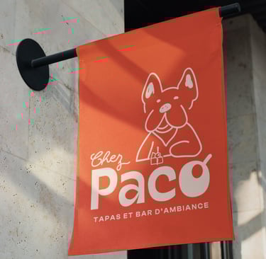 Branding "chez Paco" tapas et bar d'ambiance.Drapeau avec le logo en beige sur fond blanc