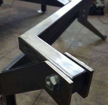 Prototipo di un tavolo di design in ferro 