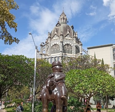 consigli di viaggio in Colombia - piazza a Medellin