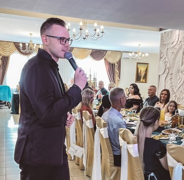 Renginių vedėjas Arjuš Kuranovič veda gimtadienio šventę