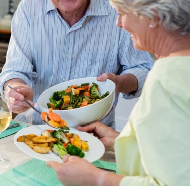 2 personas mayores comiendo