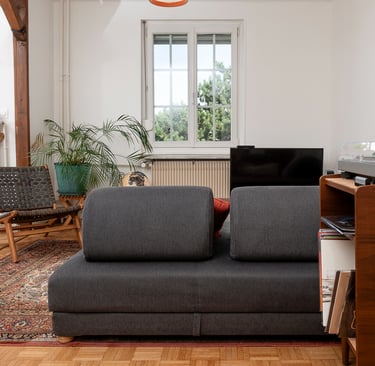 intérieur ancien d'un appartement cosy avec luminaire suspension Chouchin reverse de chez Foscarini