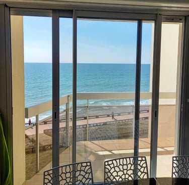 baie coulissante en pvc vue mer posée par l'artisan menuisier en Vendée