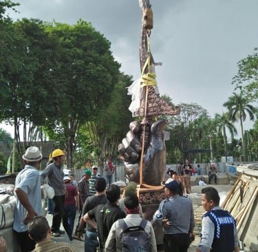 Patung keris berbahan tembaga